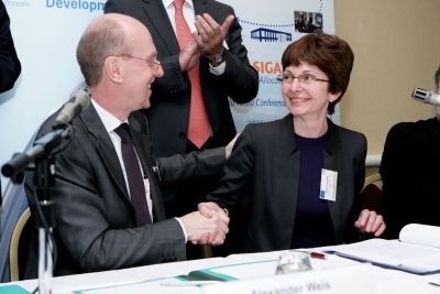 Press release: Signature of first coordinated EDA/ESA studies on "Satellite Services for UAS Missions"